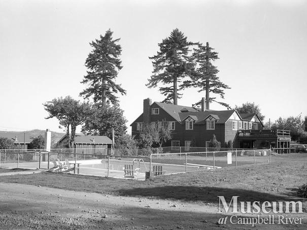 The pool and front entrance of Painter's Lodge