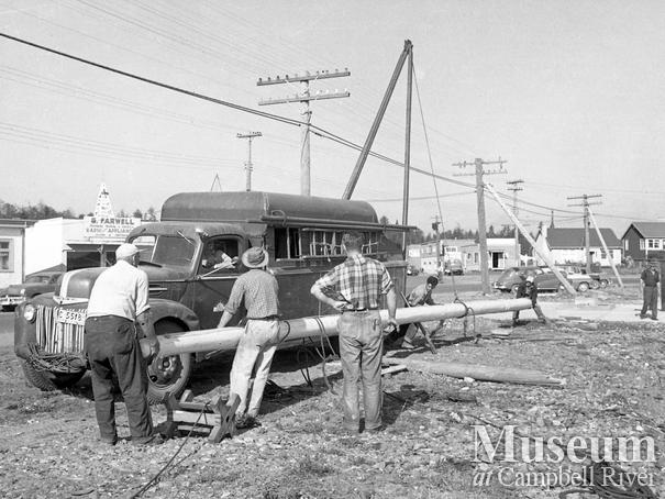 Raising the cenotaph flagpole