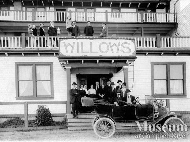 Thulin family car in front of the third Willows Hotel