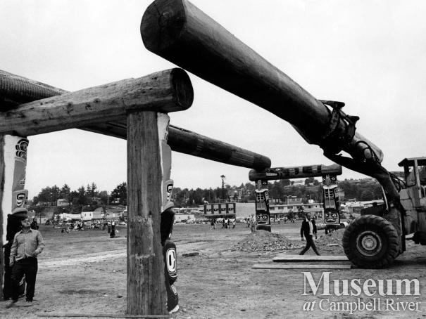 Erecting the Foreshore Park Long House