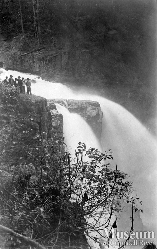 A hiking party going to the Falls
