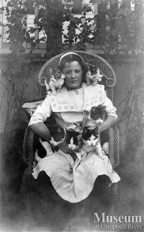 Lillie Thulin and cats