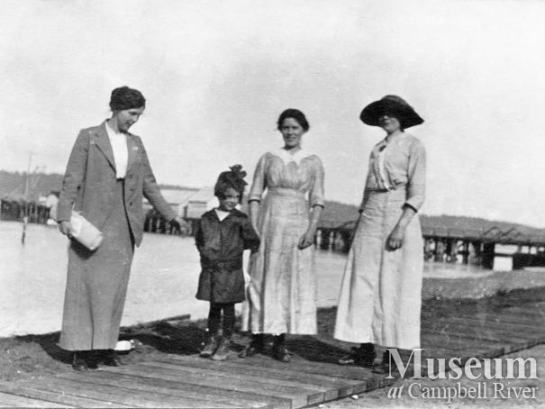 Thulin girls on the waterfront