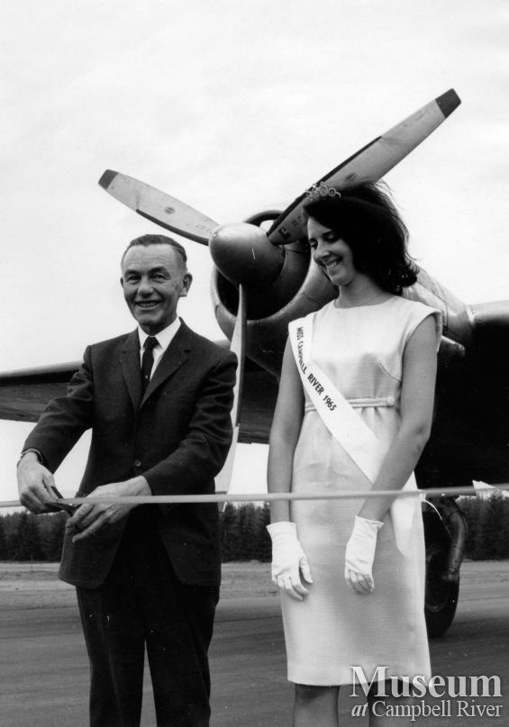 Tom Barnett cuts the ribbon opening new Municipal Airport