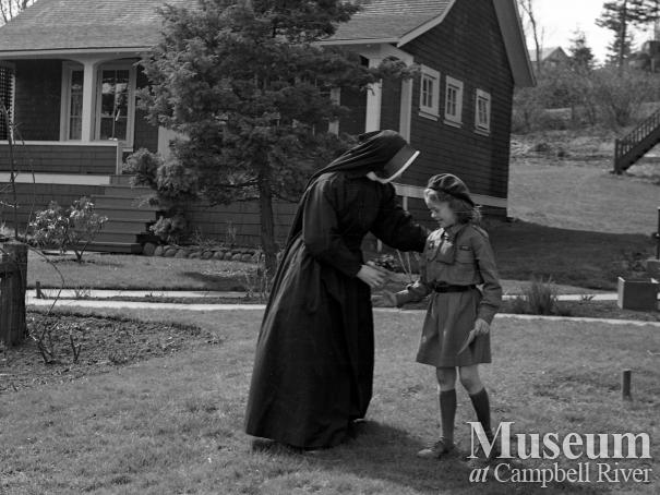 Brownies celebrate Easter at the Lourdes Hospital, 1950